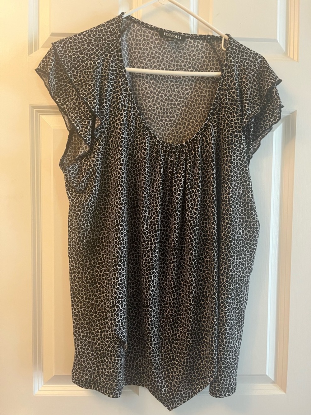 Roz & Ali Black Geometric Print Flutter Sleeve Top